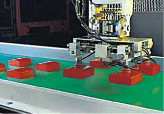 Horizontal Conveyor Belt (With Robots)